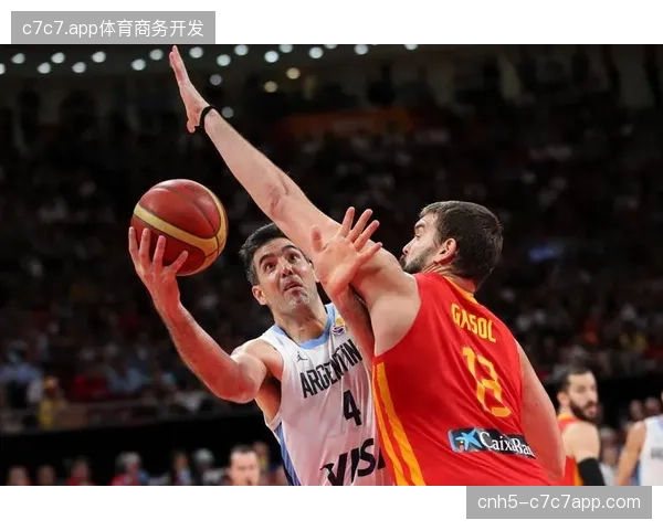 西班牙队的中场传控优势依旧明显，将对远藤航领衔的日本防线形成持续压制